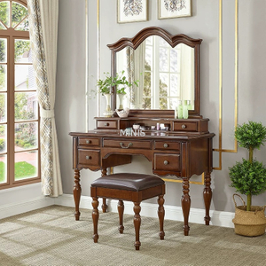 Coubeille en bois brun vintage de chambre avec miroir